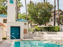 Glamorous Regal Design Home with Private Patio and Garage，位于拉古纳山的酒店