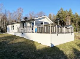 Nice cottage located by the lake Nommen，位于Björköby的带停车场的酒店