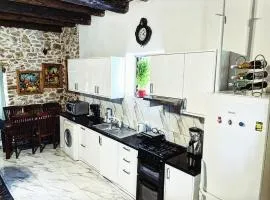 Art House Pagoi Sleeps 6 Parking 5 min to Beach