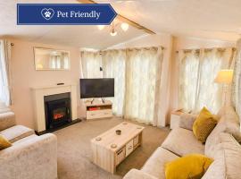 Serene Stay: Beautiful 2Bed Lodge in Kelsall，位于Kelsall的露营地