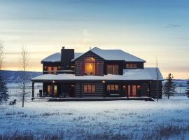 Winter Sky With Hot Tub and Teton Views，位于德里格斯的酒店