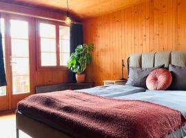 Lovely & great equipped wooden Alp Chalet flat，位于坎德施泰格的滑雪度假村