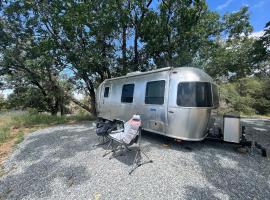 Modern Airstream with amazing view - 10 to 15 minutes from Kings Canyon National Park，位于Dunlap的露营地