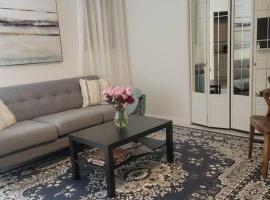 Private apartment, NOT SHARED, Near public transportation, SUPER fast free WIFI, Due to NY restrictions it can only be booked for 30 nights or more, even if the site allows you to book it, I WILL NOT be able to accept the reservation, 30 NIGHTS MINIMUM，位于Hunts Point的酒店