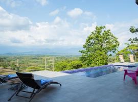 Secret Mountain Top 3BR Casa Colibr with Jungle Views Private Pool BBQ，位于奎波斯城的乡村别墅