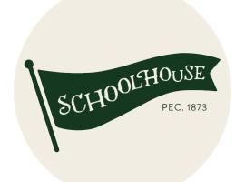 The Schoolhouse PEC + Sandbanks Parking Pass，位于Demorestville的别墅