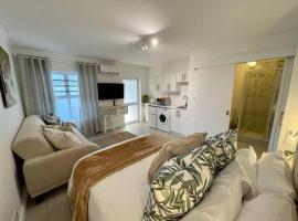 Knysna Studio Luxury Escape at HeadsView!，位于克尼斯纳的酒店