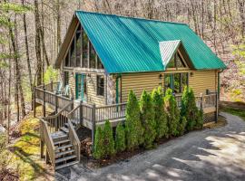 Bryson City Cabin with Stunning Views and Hot Tub!，位于布赖森城的酒店