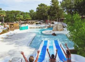 Terre de Provence, mobil home camping 4*，位于南莱潘的带泳池的酒店