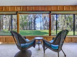 Unique Melrose Home with Private Dock and Lake Access!，位于Keystone Heights的酒店