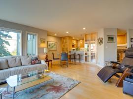 Modern Anchorage Condo - Half-Mi to Downtown!，位于安克雷奇的酒店