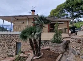 casa y piscina en un parque natural