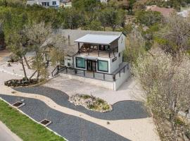 Lago Vista Home w/ Putting Green & Pool!，位于Leander的酒店