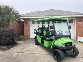 WINDSTARR DESTIN- Golf Cart Included, One level, Close to beach, Pet friendly，位于德斯坦里加塔湾高尔夫乡村俱乐部附近的酒店