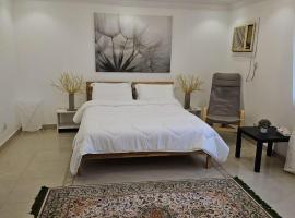 شقة هادئة بمساحة كبيرة بحي التنعيم بمكة المكرمة غرفة نوم واحدة فقط，位于Murshidīyah的带停车场的酒店