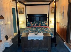 Captain's Nook, Luxurious Victorian Apartment with Four Poster Bed and Private Parking only 8 minutes walk to the Historic Harbour，位于布里克瑟姆的公寓