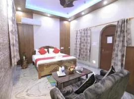 Hotel Reshmi In Agra Near Chandrashekhar Park - Best Location