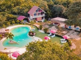 COVEÑITAS Glamping con Aire Acondicionado y Piscina tipo PLAYA, Máximo 34 Personas，位于梅尔加的酒店