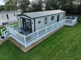 Hot Tub Lodge Cornwall - Meadow Lakes Holiday Park，位于圣奥斯特尔的酒店