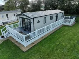 Hot Tub Lodge Cornwall - Meadow Lakes Holiday Park