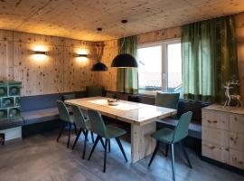 Luxury Eco-Chalet Pino Achensee - hike, bike, ski for 6 or more，位于阿亨基希的带热水浴缸的酒店