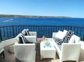 Seafront apartment Terrace, lounger & Panoramic ocean views