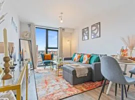 Vibrant Bliss - Luxury City Centre stay, SLEEPS 8, Central Location, BULLRING, Fully Equipped Kitchen, KING BED, 2 Bathrooms,Terrace city view, Free WIFI and Board Games