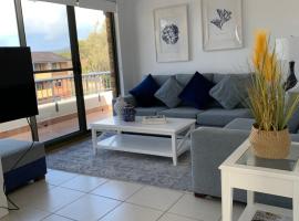 Beautiful and Bright Penthouse，位于霍克斯内斯特的酒店