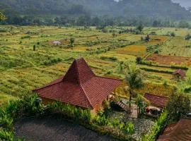 Ravelyn House
