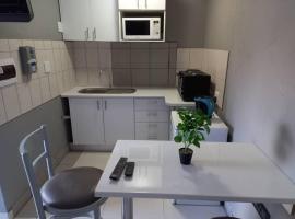 Kangumine Self Catering Units，位于Okakarara的带停车场的酒店