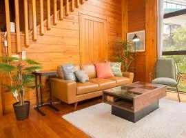 木の温かみ溢れる自然の中のログハウス～Cottage HIBISCUS～