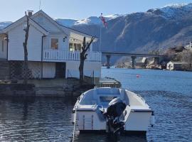 Sjötun Fjord Cabin, with boat，位于Stanghelle的酒店