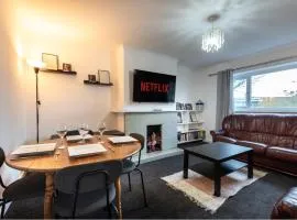 Central Modern Flat in Southampton, Sleeps 5, Free Off-Road Parking, Close to Hospital, Cruise terminal and Centre, Great for contractors, friends & families