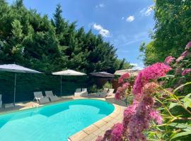 Ô Clair de Lune au cœur de Sarlat - Chambres climatisées - Parking privé - Piscine chauffée - Spa et massages，位于萨尔拉拉卡内达的酒店
