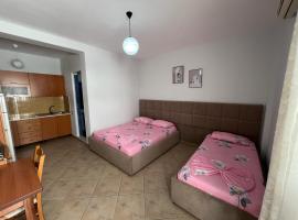Armando Home-Free Parking Included，位于伏罗拉的酒店