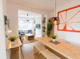 Brett Stays - Modern - Off Street Parking - Central - Sleeps 6，位于纽波特的别墅