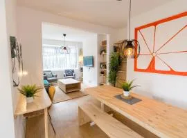 Brett Stays - Modern - Off Street Parking - Central - Sleeps 6