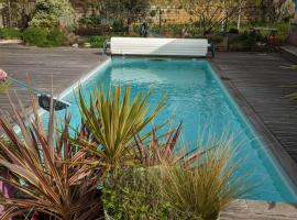 Maison avec piscine et jardin proche mer, La Rochelle，位于拉罗谢尔的酒店