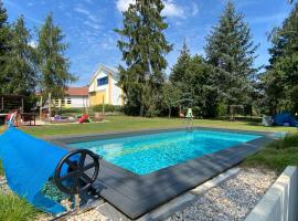 helle Ferienwohnung in Architektenhaus mit Garten und Pool，位于巴特贝尔齐希的酒店