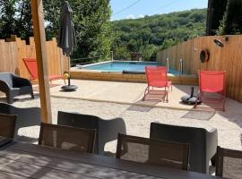 Maison Vacances 12 pers / Périgord Noir / Piscine，位于Saint-Julien-de-Lampon的酒店