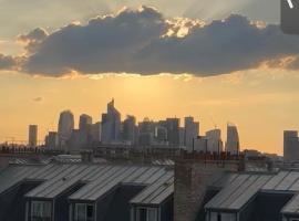 Étage d’un duplex au 17ème arr de Paris , vue sur le Défense, à 10min des champs Élysée，位于巴黎的民宿