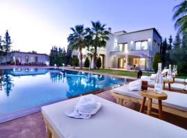 *Villa de luxe à Marrakech, vue sur les montagnes*，位于马拉喀什的酒店