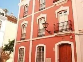 Casa de lujo en el historico centro de Sevilla al frente de edificios historicos, amplia azotea