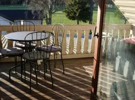 Boende på landet nära sjö med båt