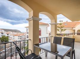 Castle Harbour Luxury Family Home Heated Pool by LoveTenerife，位于洛斯克里斯蒂亚诺斯的酒店