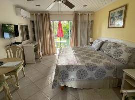 Studio apartment in heart of south coast Barbados，位于布里奇敦的家庭/亲子酒店