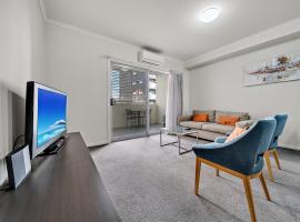 Comfy 2-Bed Near the Lake with Secure Parking，位于Tuggeranong的酒店