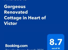 Gorgeous Renovated Cottage in Heart of Victor，位于维克多港的别墅