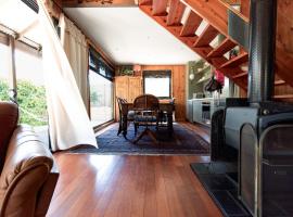 Rustic Barn by the Bay，位于Low Head的酒店