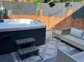 Town center cottage with Hot tub